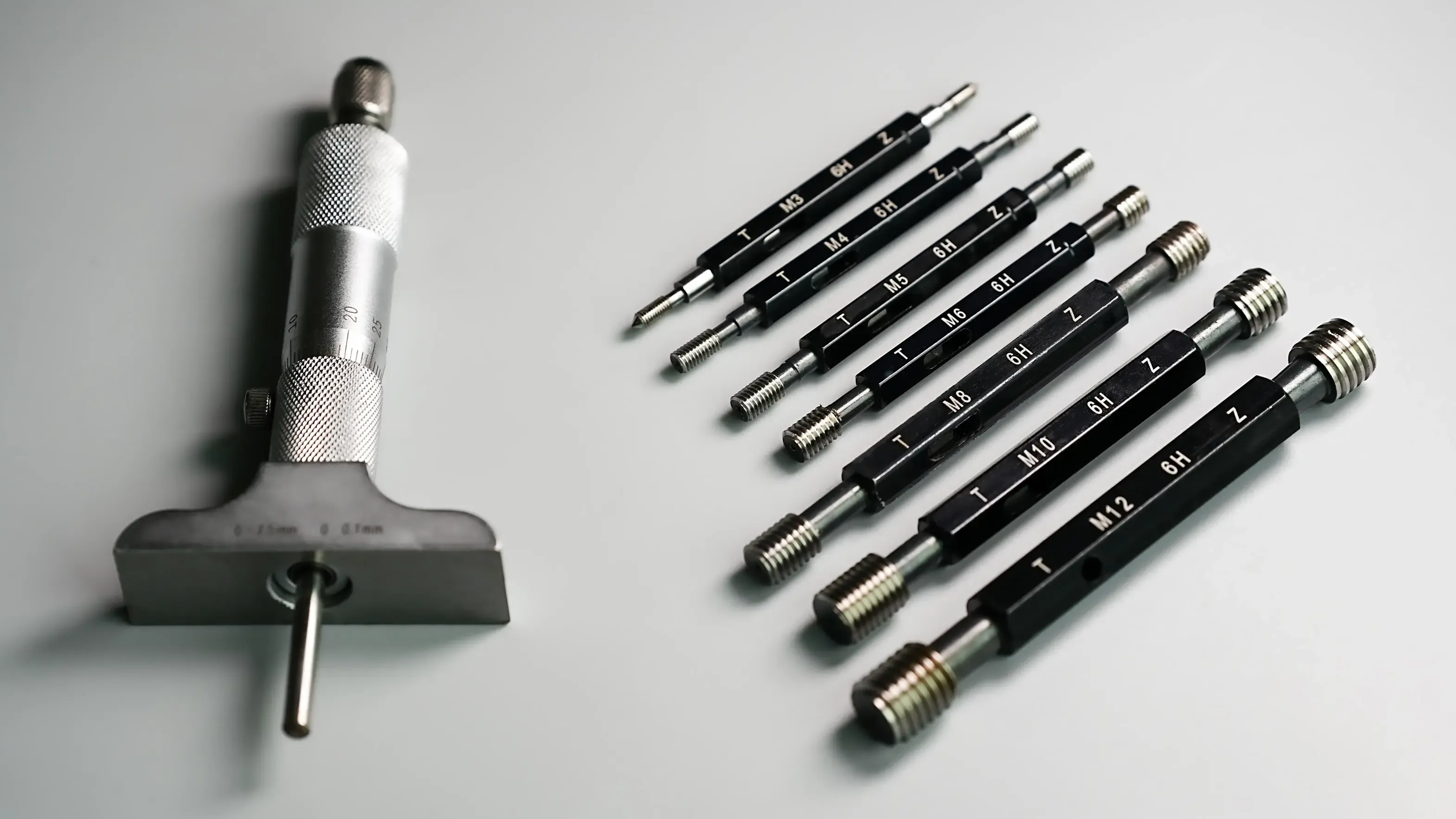 Thread gauge measuring tapping standards and depth